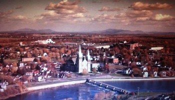 Vue aérienne de l’église St-Romuald en 1980