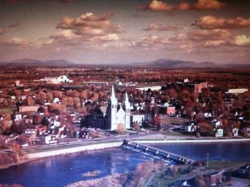 Vue aérienne de l’église St-Romuald en 1980