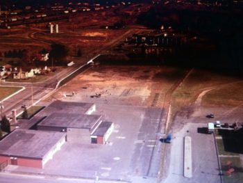 Vue aérienne de l’école St-Jacques en 1980, maintenant cette école a un meilleur aménagement à l’arrière et est plus grande par l’arrière.