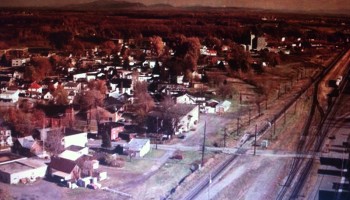 Vue aérienne des voies ferrées de la rue St-Louis qui à l’époque était ouverte en 1980, maintenant elle est séparée, pour privilégier la voie ferrée, la piste cyclable La Montérégiade suive les voies ferrées maintenant.