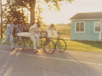 Course de lit en août 1980 sur le chemin Rive-Sud