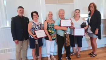 Salon Jacques et Salon Liane qui ont reçus un hommage pour leurs années en affaires par la Ville de Farnham.