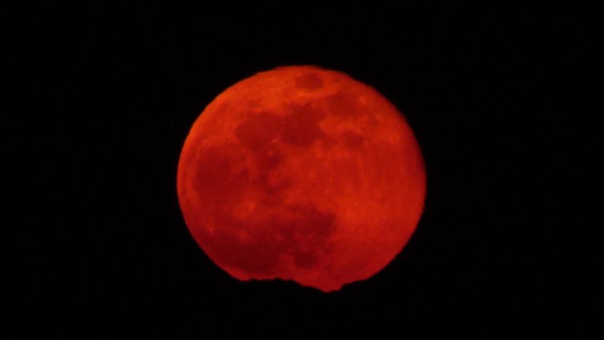 Une pleine lune toute rouge